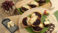 Lengkap dengan topping dan hiasannya, di Jalan Arteri Kelapa Gading ada penjual martabak mini yang terkenal lezat. Bernama Martabak Mini Si Unyil harganya dipatok mulai Rp 5 ribu tergantung topping yang dipesan. Foto: Istimewa