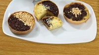 Di Jalan Kepa Duri Timur, Jakarta Barat, ada pedagang martabak manis mini yang populer karena pilihan toppingnya. Bernama Martabak Manis Mini 9999 harganya disesuaikan dengan banyaknya pilihan topping yang diinginkan pelanggan. Foto: Istimewa