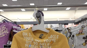 Mungkin agar orang bisa menebak kalimat yang ada di baju. Foto: Reddit