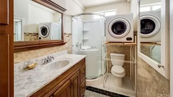 Ada yang berani buang air besar di toilet ini? Foto: Reddit