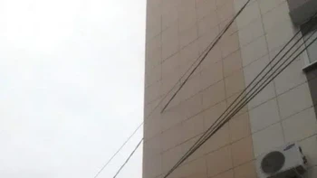 Kabel tembus gedung. Foto: Reddit