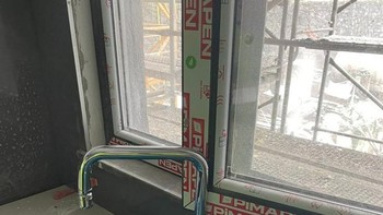 Jendela tidak bisa dibuka terhalang keran. Foto: Reddit