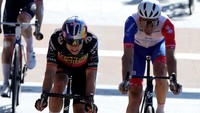 Pebalap tim Jumbo Visma, Wout Van Aert (kiri) dan pebalap Groupama-FDJ Aert Stefan Küng mencapai finish di posisi kedua dan ketiga.