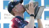 Pebalap tim Ineos Grenadiers Dylan Van Baarle mencium piala batu di Roubaix, bagian utara Prancis, Minggu (17//4/2022) malam WIB. Ia menjadi yang tercepat dalam balapan klasik Paris-Roubaix 2022 dengan catatan waktu 5 jam dan 37 menit.
