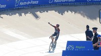 Van Barlee memasuki gelanggang velodrome sebagai garis finish di balapan klasik yang sudah berusia seabad tersebut. Paris-Roubaix dikenal sebagai Hell of the North karena sepertiga rute berupa jalan berbatu.