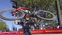Van Barlee mengangkat sepeda Pinarello Dogma yang ia kendarai sejauh 257,2 km dalam Paris-Roubaix 2022.