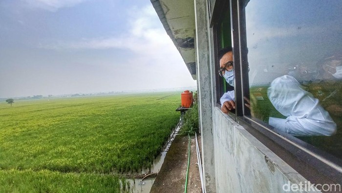 Gubernur Jabar Ridwan Kamil di area rencana pembangunan Danau Tegalluar.