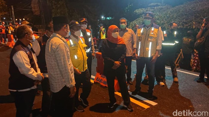 Gubernur Jatim Khofifah Indar Parawansa bersyukur perbaikan Jembatan Ngaglik 1 (Balun) selesai lebih cepat dari perkiraan. Percepatan perbaikan diharapkan bisa mempercepat layanan pengiriman logistik.