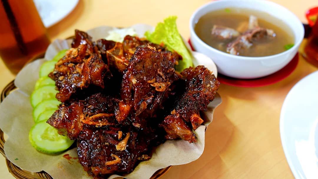 Iga Bakar Berdaging Tebal dan Juicy