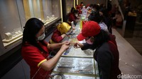 Jelang Lebaran aktivitas jual beli emas mulai meningkat karena sejumlah perusahaan sudah membayarkan THR (tunjangan hari raya) dan sebagian masyarakat membeli emas untuk investasi.