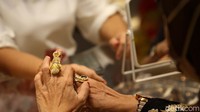 Harga jual emas PT Aneka Antam (Persero) Tbk atau Antam mendaki ke posisi Rp1,010.000 per gram pada Senin (18/4).