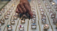 Harga emas tercatat naik Rp 5.000 dari Rp 1,000.500 juta per gram pada perdagangan sebelumnya.