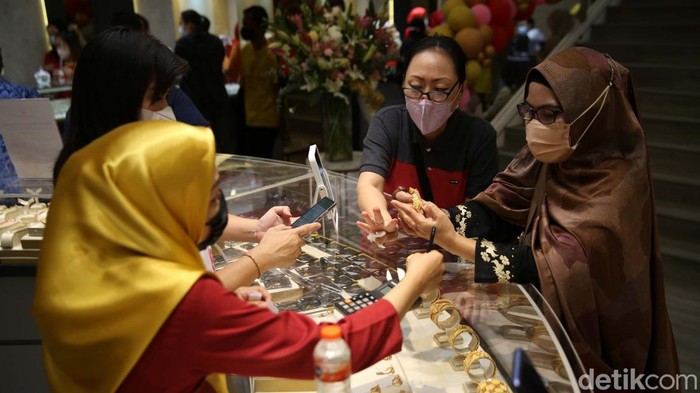 Jelang Lebaran aktivitas jual beli emas mulai meningkat. Hal ini karena sejumlah perusahaan sudah membayarkan THR dan sebagian warga membeli emas untuk investasi.