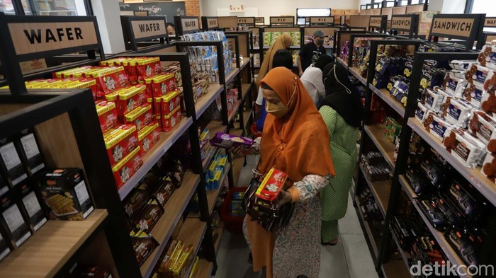 Para pedagang mengaku penjualan kue kalengan meningkat jelang Lebaran. Peningkatan penjualan mencapai 30 persen dibanding tahun sebelumnya.