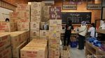 Jelang Lebaran, Penjualan Kue Kalengan Naik Pesat