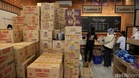 Tampak antrean warga yang akan membayar di kasir.