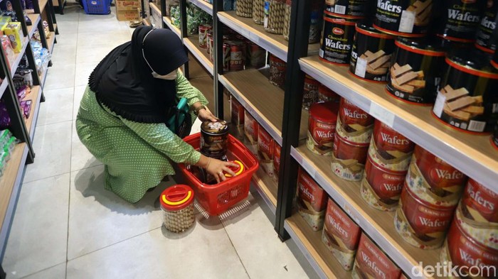 Para pedagang mengaku penjualan kue kalengan meningkat jelang Lebaran. Peningkatan penjualan mencapai 30 persen dibanding tahun sebelumnya.