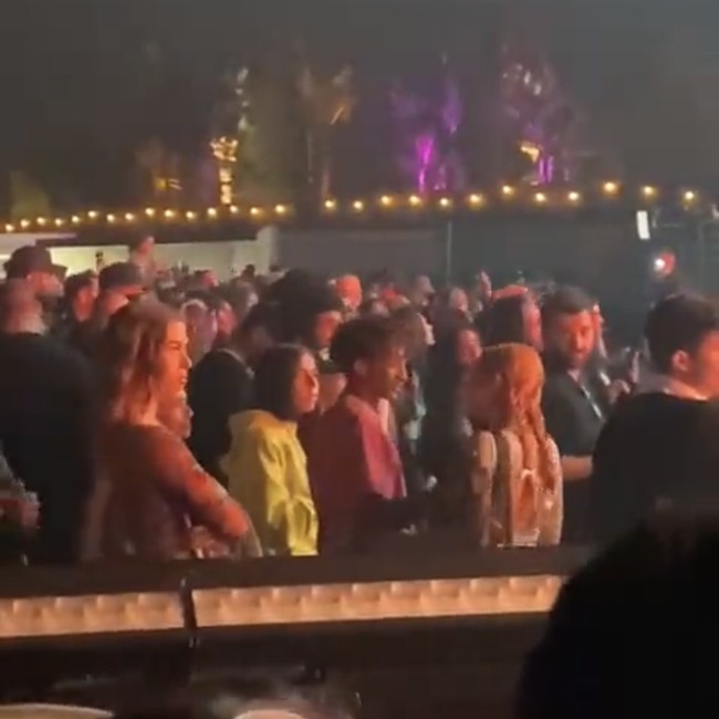 Di hari pertama Coachella 2022, Jennie BLACKPINK tertangkap kamera tengah menyapa dan memeluk Jaden Smith. Rapper grup BLACKPINK itu memakai atasan putih dan mengepang rambut oranyenya. Foto: dok. Twitter @lillieswthroses