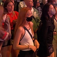 Pemilik akun Twitter @partytime666 berpapasan dengan Jennie BLACKPINK saat menonton penampilan Brockhampton di hari kedua Coachella 2022. Dia memakai atasan Swimsuit Ribbed Stretch Jersey seharga Rp 12 jutaan dari koleksi Chanel. Foto: dok. Twitter @partytime666