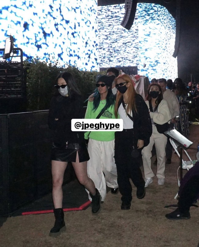 Kekasih G-Dragon itu memadukan atasan swimsuit Chanel dengan jaket hitam, jeans longgar, dan sepatu boots berwarna senada. Jennie BLACKPINK pun terlihat edgy saat berjalan di samping solois Deb Never. Foto: dok. Instagram @jpeghype