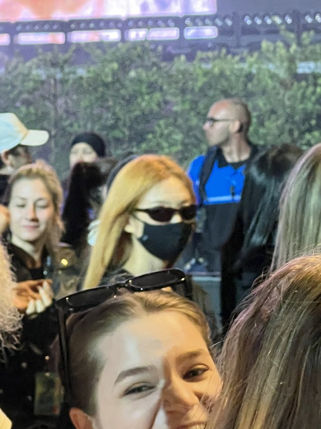Pemilik akun Twitter @r_i_a_m_a_r mengaku tak dapat memalingkan pandangannya dari Jennie BLACKPINK saat menonton penampilan Billie Eilish di panggung utama Coachella 2022. Foto: dok. Twitter @r_i_a_m_a_r