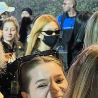 Pemilik akun Twitter @r_i_a_m_a_r mengaku tak dapat memalingkan pandangannya dari Jennie BLACKPINK saat menonton penampilan Billie Eilish di panggung utama Coachella 2022. Foto: dok. Twitter @r_i_a_m_a_r
