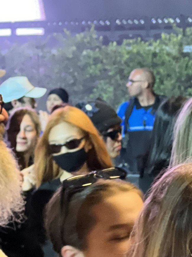 Kali ini, pelantun SOLO itu terlihat menggerai rambutnya, memakai kacamata hitam dalam balutan leather jacket. Jennie masih terlihat bersama Deb Never yang dikenalnya saat pemotretan Calvin Klein. Foto: dok. Twitter @r_i_a_m_a_r