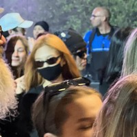 Kali ini, pelantun SOLO itu terlihat menggerai rambutnya, memakai kacamata hitam dalam balutan leather jacket. Jennie masih terlihat bersama Deb Never yang dikenalnya saat pemotretan Calvin Klein. Foto: dok. Twitter @r_i_a_m_a_r