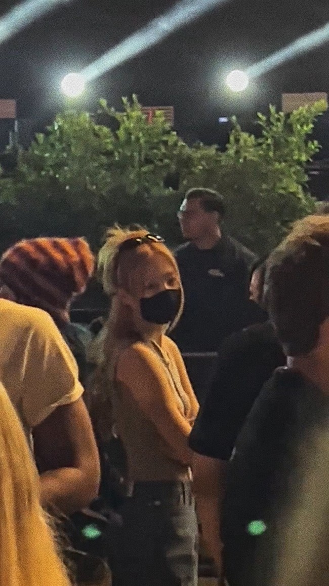 Idol 26 tahun itu tampil dengan gaya rambut half bun, memakai tank top abu-abu dan denim jeans dengan kacamata hitam. Foto: dok. Twitter @blondiemandu