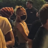 Idol 26 tahun itu tampil dengan gaya rambut half bun, memakai tank top abu-abu dan denim jeans dengan kacamata hitam. Foto: dok. Twitter @blondiemandu