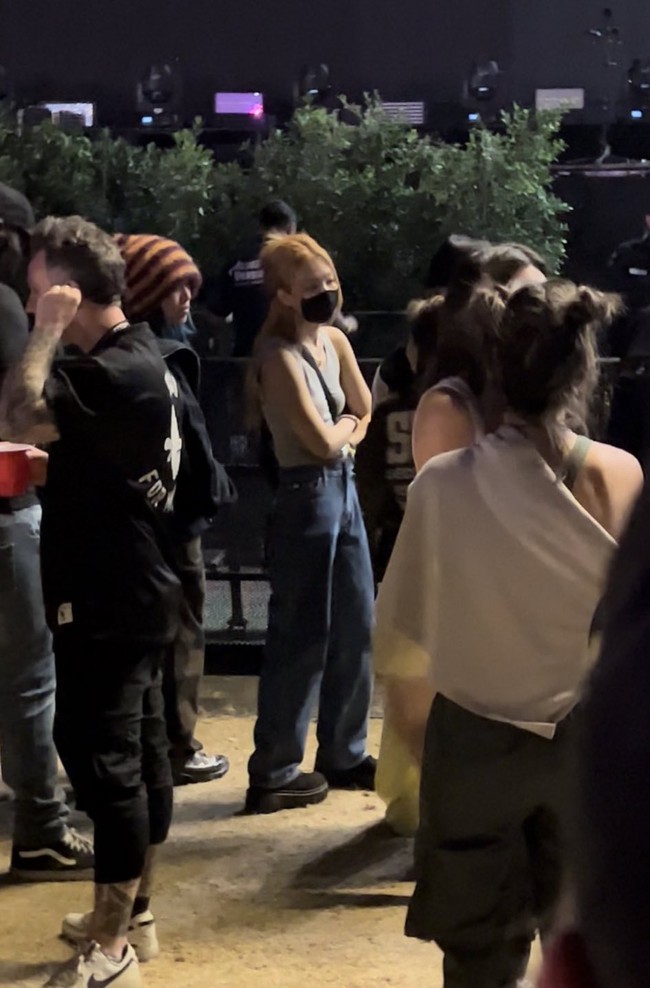 Dan di hari ketiga Coachella 2022, Jennie BLACKPINK terlihat menonton penampilan Swedish House Mafia x The Weeknd bersama sejumlah temannya termasuk Deb Never, solois Chahee, duo DJ Simihaze, model Adriana Mora, serta manajernya. Foto: dok. Twitter @blondiemandu