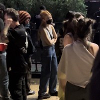 Dan di hari ketiga Coachella 2022, Jennie BLACKPINK terlihat menonton penampilan Swedish House Mafia x The Weeknd bersama sejumlah temannya termasuk Deb Never, solois Chahee, duo DJ Simihaze, model Adriana Mora, serta manajernya. Foto: dok. Twitter @blondiemandu