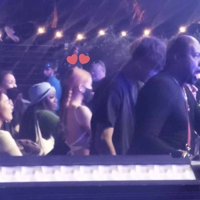 Jennie BLACKPINK menjadi perbincangan meskipun belum mengunggah foto-foto di Coachella 2022. Dia mudah dikenali publik dengan rambut barunya. Foto: dok. Twitter @lillieswthroses