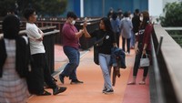 Tak sedikit warga yang mendatangi JPO tersebut untuk ngabuburit atau menunggu waktu berbuka puasa.