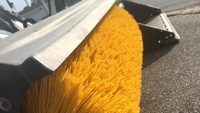 Mobil pembersih jalan ini memang punya sisi sapu yang begitu unik. Bagian sapunya berwarna kuning dan tajam justru terlihat seperti spaghetti. Foto: Reddit