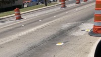 arga telur sedang naik, siapa yang berani melempar telur ke jalanan? Jangan salah sangka dulu, telur-telur ini ternyata hanya pemisah jalan dan tak bisa dimakan. Foto: Reddit