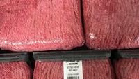 Berwarna merah muda segar, benda di dalam plastik ini sekilas mirip daging giling. Ternyata jika diperhatikan lebih dekat ini adalah deretan kain pel di rak supermarket. Foto: Reddit