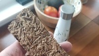 Tampak seperti biskuit, potongan kayu ini berhasil bikin mata menjadi lapar. Potongan serat kayu di atasnya membuat benda ini terlihat seperti energi bar. Foto: Reddit