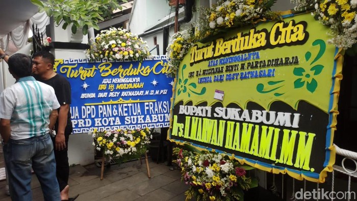 Karangan bunga ucapan bela sungkawa atas meninggalnya ibunda Desy Ratnasari.