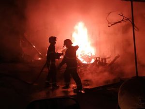 Diduga Korsleting, 5 Kios di Pamanukan Subang Hangus Terbakar