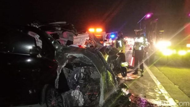 Mobil rombongan kelompok musik Debu kecelakaan di Tol Paspro (Pasuruan-Probolinggo). Kecelakaan tersebut menewaskan dua orang dan ada empat korban yang luka-luka.