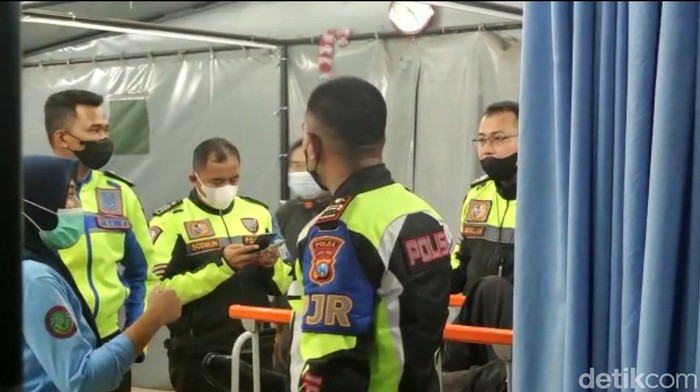 Mobil rombongan kelompok musik Debu kecelakaan di Tol Paspro (Pasuruan-Probolinggo). Kecelakaan tersebut menewaskan dua orang dan ada empat korban yang luka-luka.