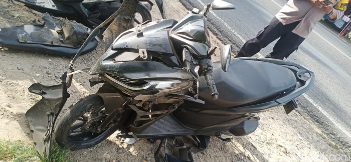 Kecelakaan maut di tuban sebabkan pelajar SMA pengendara vario tewas di tempat.