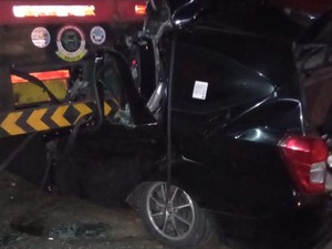 5 Orang Tewas-Ini Penampakan Calya yang Hancur Usai Tabrak Truk di Tuban