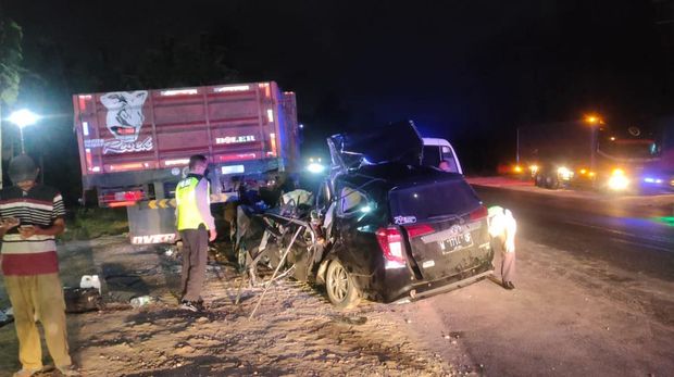 Kronologi Kecelakaan Maut Calya Vs Truk Di Tuban Yang Tewaskan 5 Orang