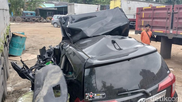 Kecelakaan Calya Truk Tuban