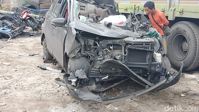 Kecelakaan Calya Truk Tuban