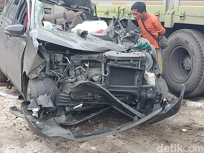 Kecelakaan Calya Truk Tuban