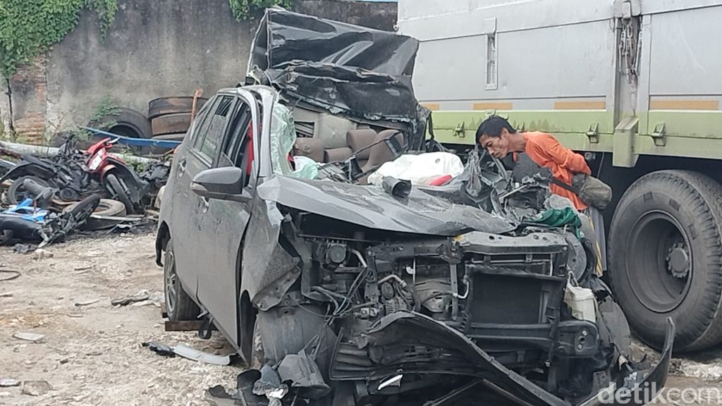 Kecelakaan Calya Truk Tuban