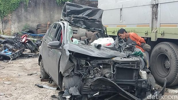 Kecelakaan Calya Truk Tuban